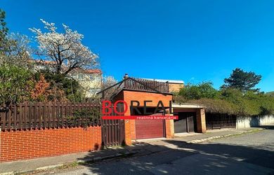 Dvojgeneračný 8izb. RD s garážou v Bratislave pod Bôrikom.