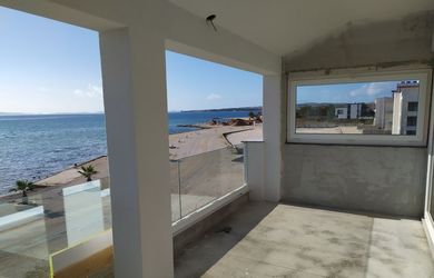 Na prodej apartmán s 2 ložnicemi v 1. řadě od moře, Vir, Chorvatsko