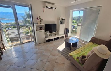 Na prodej zařízený apartmán s výhledem na moře, Krk, Chorvatsko