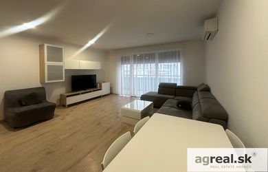 PRIPRAVUJEME ....3 - IZBOVÝ BYT -MAXIMÁLNA VYUŽITEĽNOSŤ – POHODLIE - CENTRUM- PARKOVANIE-BALKÓN - PANENSKÁ ..