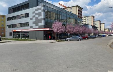 OBCHODNÉ PRIESTORY NA BULVÁRI: 1. PODZEMNÉ PODLAŽIE S VÝŤAHOM V MODERNEJ POLYFUNKČNEJ BUDOVE.