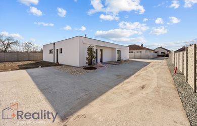 PLUS REALITY | REZERVOVANÉ| Moderný štvorizbový rodinný dom v obci Veľké Blahovo na predaj!
