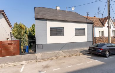 FOX – NOVÁ CENA | KRÁSNE ZREKONŠTRUOVANÝ 2 IZBOVÝ RODINNÝ DOM | OKRASNÁ ZÁHRADA | TRNAVA - KOPÁNKA