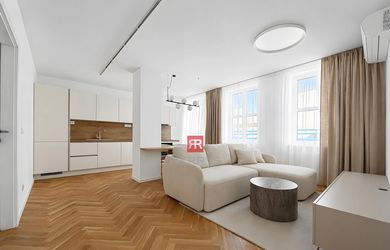 HERRYS – Na predaj kompletne zariadený 3-izbový apartmán s terasou v centre, parkovanie v cene