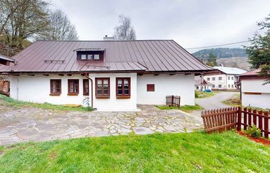 PREDAJ : chalupa " U poštára " v obci Špania Dolina vhodná ako investícia