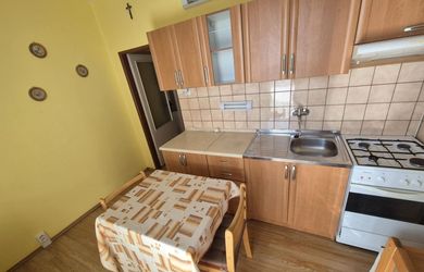 Na predaj 1 izbový byt s dvomi balkónmi na chrenovej