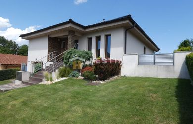 Krásny 5 izb. dom so záhradou, garážou a bazénom v obci Letničie