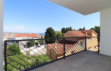 Na prodej nový apartmán s jednou ložnicí a částečným výhledem na moře, Vodice, Chorvatsko