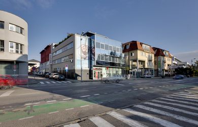 AZ. INVESTIČNÁ PRÍLEŽITOSŤ - predaj polyfunkčnej 3-podlažnej budovy s nájomcami v centre mesta Dunajská Streda