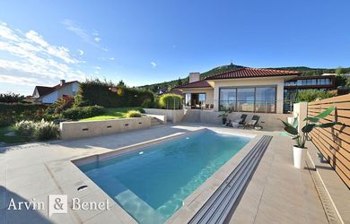 Arvin & Benet | Prémiová vila pod Zoborom s panoramatickými výhľadmi, bazénom a špičkovými technológiami