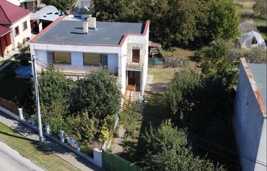 Rodinný dom s veľkým pozemkom na hlavnej ulici - Bešeňov