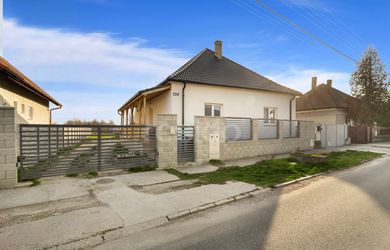 Zrekonštruovaný rodinný dom s veľkorysým pozemkom s možnosťou ďalšej výstavby