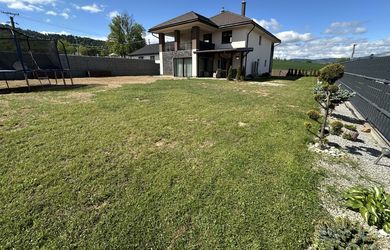 Skolaudovaná novostavba, nová terasa, nový plot nová skalka