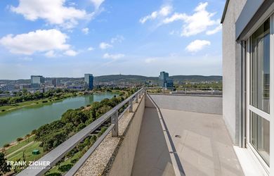 FRANK ZICHER – Predávame veľkometrážny 4.i byt s 2 terasami a výhľadmi na mesto aj Karpaty