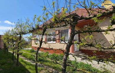 4i podpivničený  RD s garážou a studňou Križovany