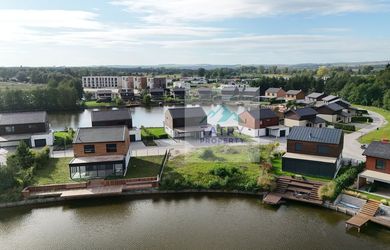 Lukratívny stavebný pozemok pri jazere s mólom – Penati Golf Resort (699 m²)