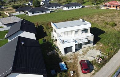 HLINIK NAD VÁHOM - HOLODOM -  5 IZBOVÝ RD + 849m2 POZEMOK