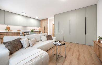 Novo zariadený, kvalitne vybavený 3-izbový byt s dvomi balkónmi a parkovaním na prenájom vo Hviezdoslavove
