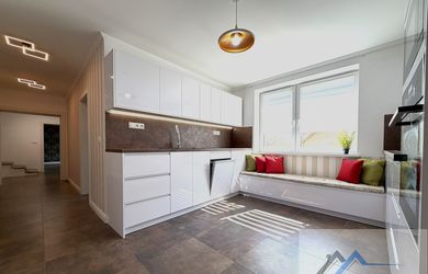 PREDAJ DOM s bazénom, 2 garážami a pozem. 1370 m² Krásno