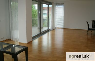 4-izbový byt s balkónom v Kráľovskom údolí, parkovanie (od 01.01.2027)