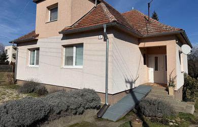 AZ. REZERVOVANÉ - Predaj útulného 3-izbového rodinného domu s potenciálom a veľkorysou záhradou v obci  Rišňovce