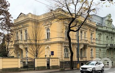 Luxusná vila Štefánikova ulica 758 m2 3x garáž 12x parkovanie Staré Mesto – prenájom