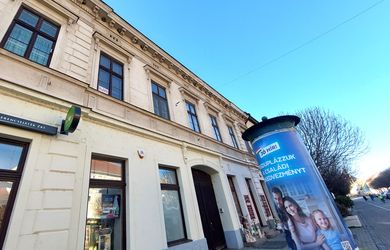 PREDAJ: Veľkorysý 2i meštiansky byt s vysokými stropmi v srdci Mosonmagyaróváru