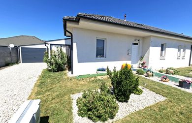 Štýlový a slnečný 3-izbový dom s rustikálnym šarmom v Rajke