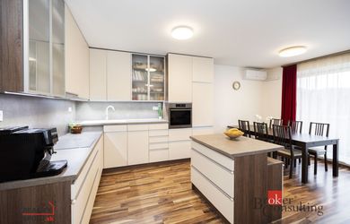 Ideálne bývanie - 3 izbový byt s terasou a garážovým parkovaním. Centrum mesta na dosah.