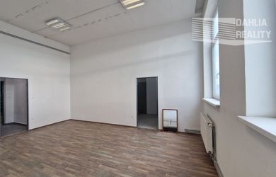 Prenájom kancelárskych priestorov 34 m2 a 32 m2 s parkovaním v Pezinku, areál ul. Za dráhou