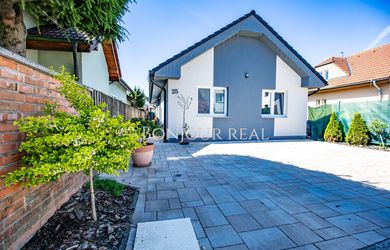 AKCIA LEN DO KONCA SEPTEMBRA 279 900,-€ ! Na predaj štýlový 3-izbový rodinný dom s krbom a terasou v Bielom Kostole pri Trnave