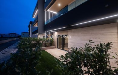 Sukošan – novostavba, luxusný apartmán so záhradou a výťahom