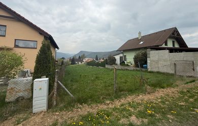 Slnečný pozemok na RD s možnosťou okamžitej výstavby