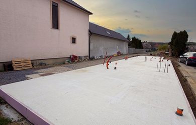 PREDPREDAJ – 3-izbový mezonet s pozemkom | Topoľčianky
