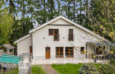 Arvin & Benet | Výnimočné súkromie v prírode: dva domy, bazén a upravená záhrada s potôčikom v Modre