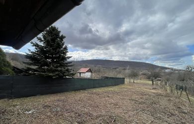 MUROVANÁ PODPIVNIČENÁ CHATKA s krásnym výhľadom na Devínsku Kobylu v záhradkárskej osade VEĽKÁ LÚKA !