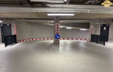 Veľké parkovacie miesto na prenájom v podzemnej garáži v Arborii