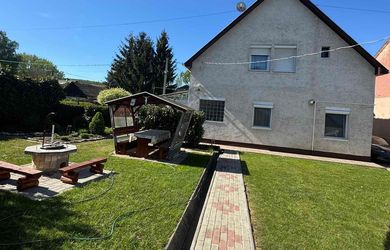 Priestranný 2-podlažný RD s investičným potenciálom a letnou kuchyňou