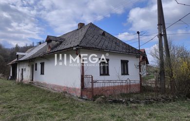 NA PREDAJ - Starší dom s veľkým pozemok v obci Čabiny