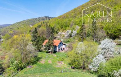 Čarovná usadlosť - rodinný dom (bývalý mlyn) na polosamote s obrovským oploteným pozemkom 9 232m2  – Janova Lehota
