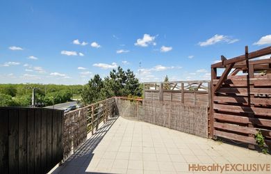 Predaj slnečný 2-izbový byt s veľkou 30 m2 privátnou terasou v Rajke