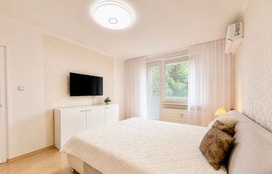 PREDAJ   2-izbový byt po rekonštrukcii, lógia, klimatizácia - v obľúbenej lokalite ul. Jesenského - PRIEVIDZA