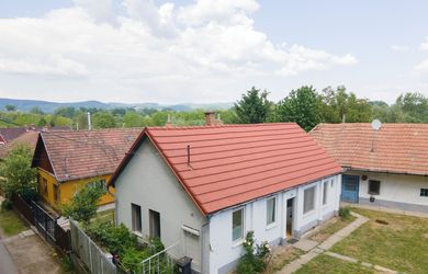 Kompaktný rodinný dom (43 m²) s panoramatickým pozemkom a kompletnými sieťami – Drégelypalánk