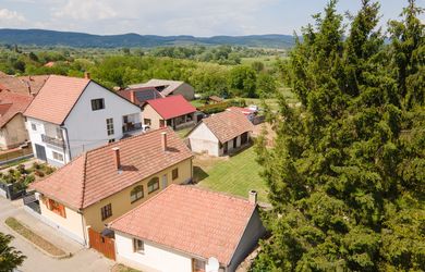 Investičná príležitosť: 2 rodinné domy s obrovským pozemkom (2734 m²) len 8 km od Šiah