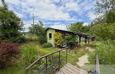 predaj STAVENÝ POZEMOK 5633 m² s jazerom v UHROVEC