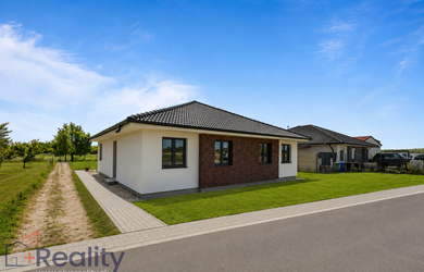 PLUS REALITY | Moderná novostavba trojizbového rodinného domu so záhradou a parkovacími miestami v obci Lehnice na predaj !