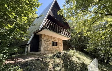 Chatka s veľkou záhradou, v tichej lokalite Púchova