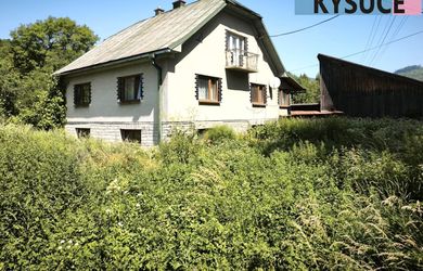 Starší rodinný dom s veľkým pozemkom a gazdovstvom – Nová Bystrica