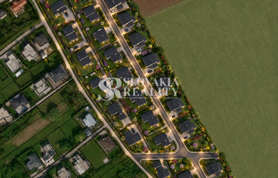 INVESTIČNÝ VEĽKY POZEMOK 973 m² - Nová Chrenová