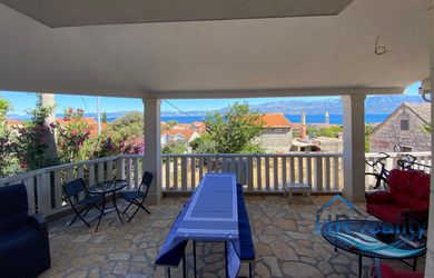 Brač(HR)- zariadený apartmán s výhľadom na more, veľkou terasou a záhradou